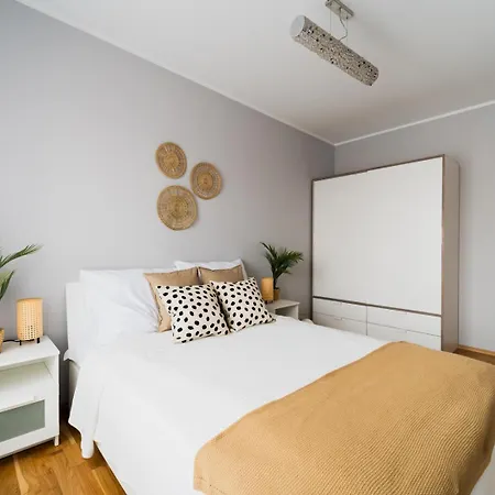 Big Old Town - 3 Rooms- 7 People-lift- Near Town Hall Apartman *